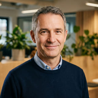 James Mitchell, identificado como Diretor Executivo da Falésia Rendivo, numa imagem de perfil